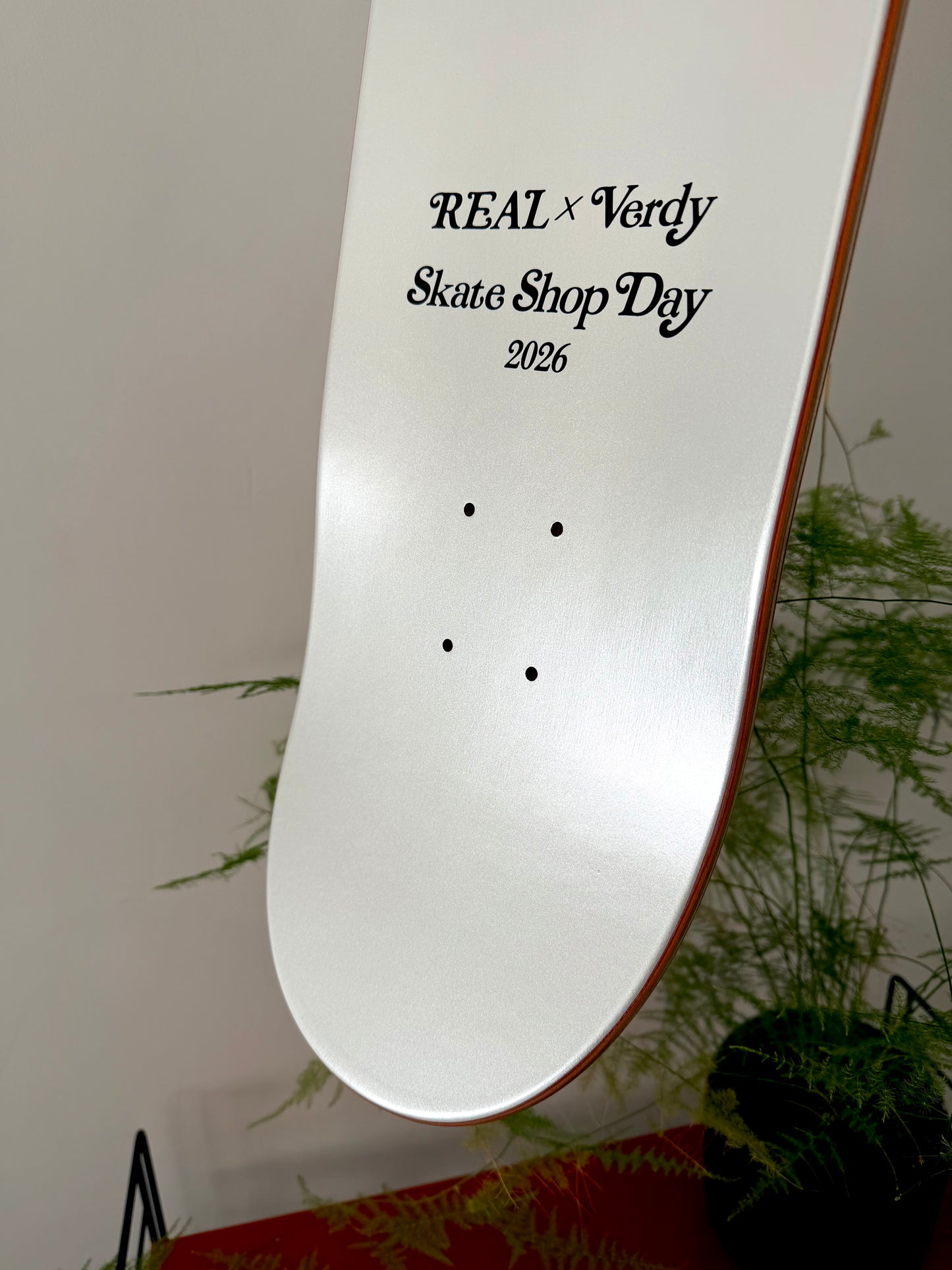.VERDY Oval Real- 1 skateboard