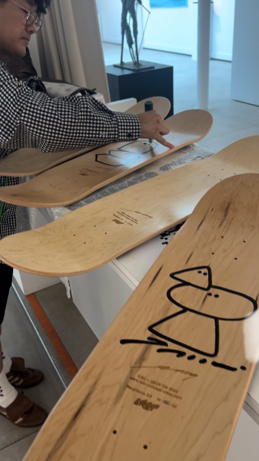 ÉMU SIGNÉ Neighbours n•4 - Deck'On - 1 skateboard
