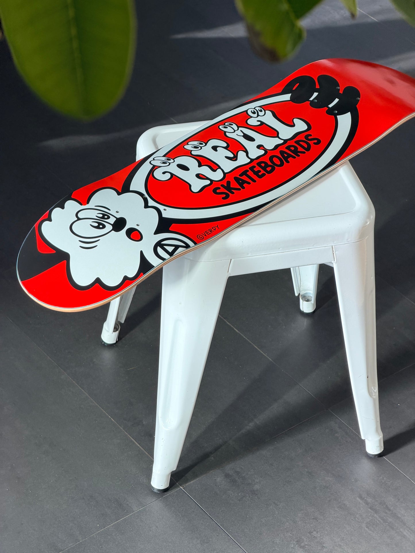 .VERDY Oval Real- 1 skateboard
